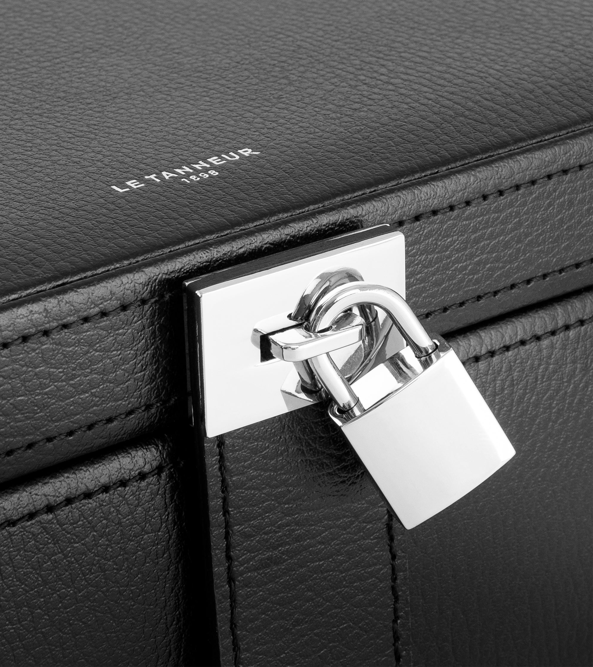 Large jewelry box in leather