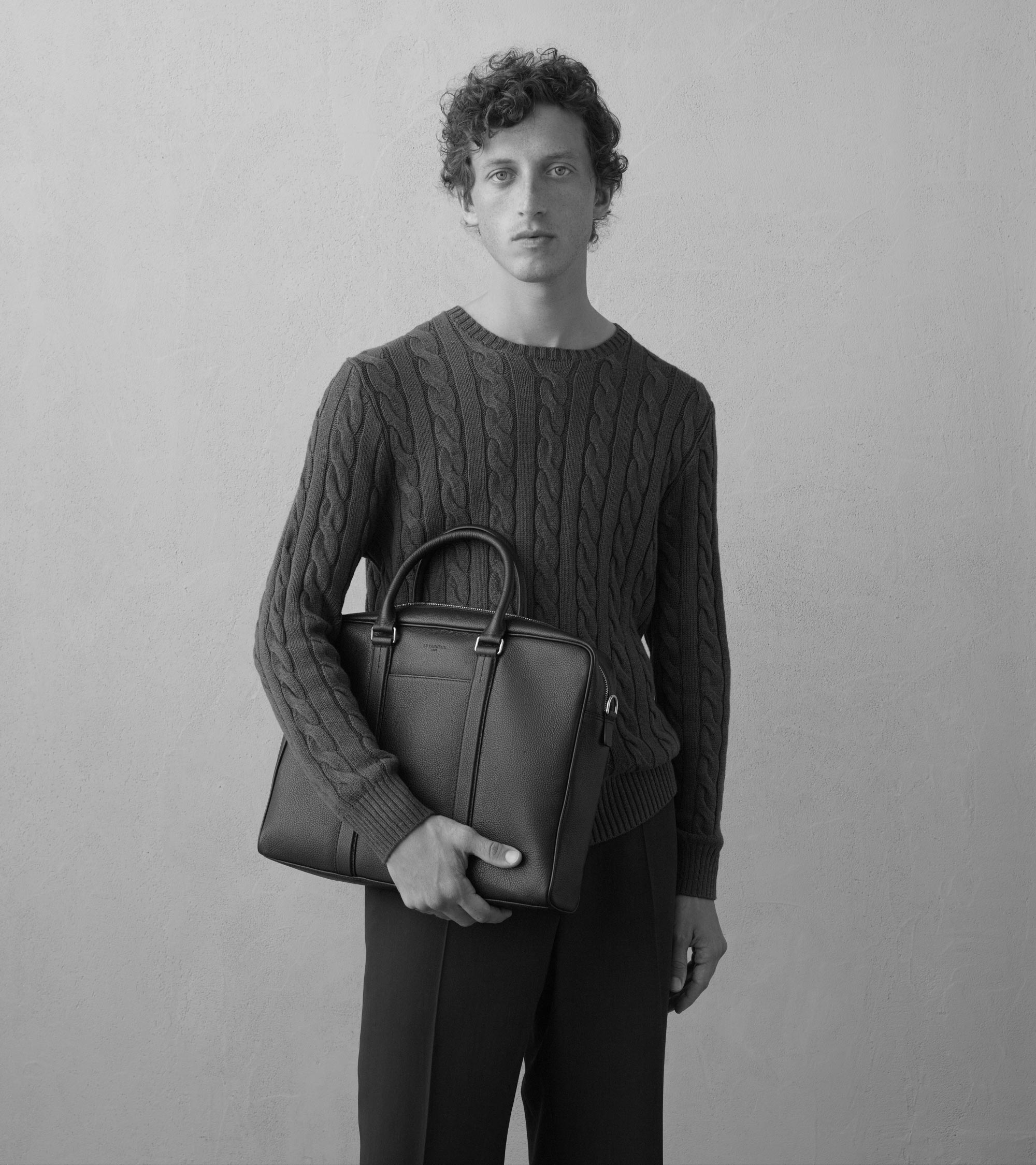 Porta documentos de 15 Charles en cuero granulado tamaño mediano