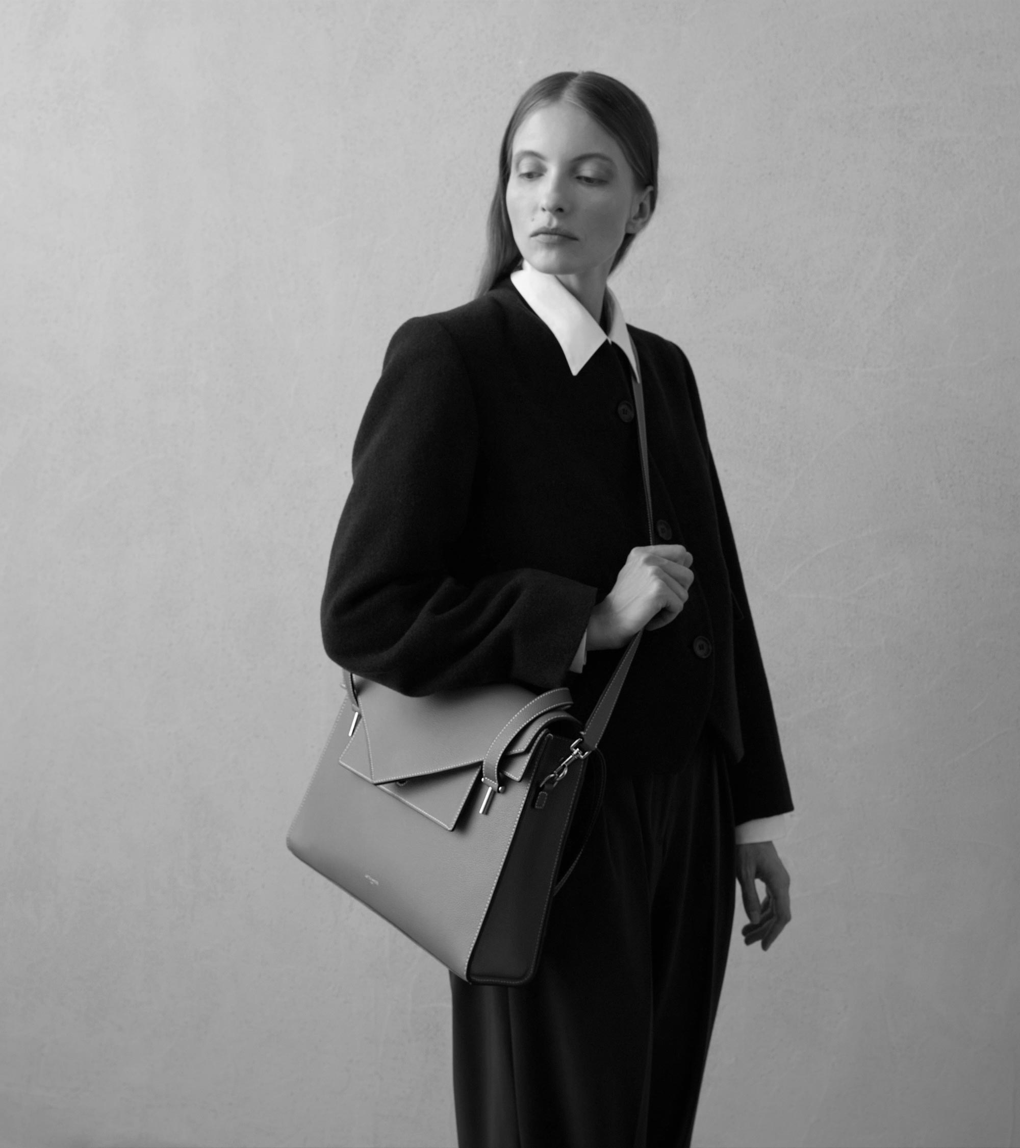 Portadocumentos doble solapa de piel texturizada Emilie