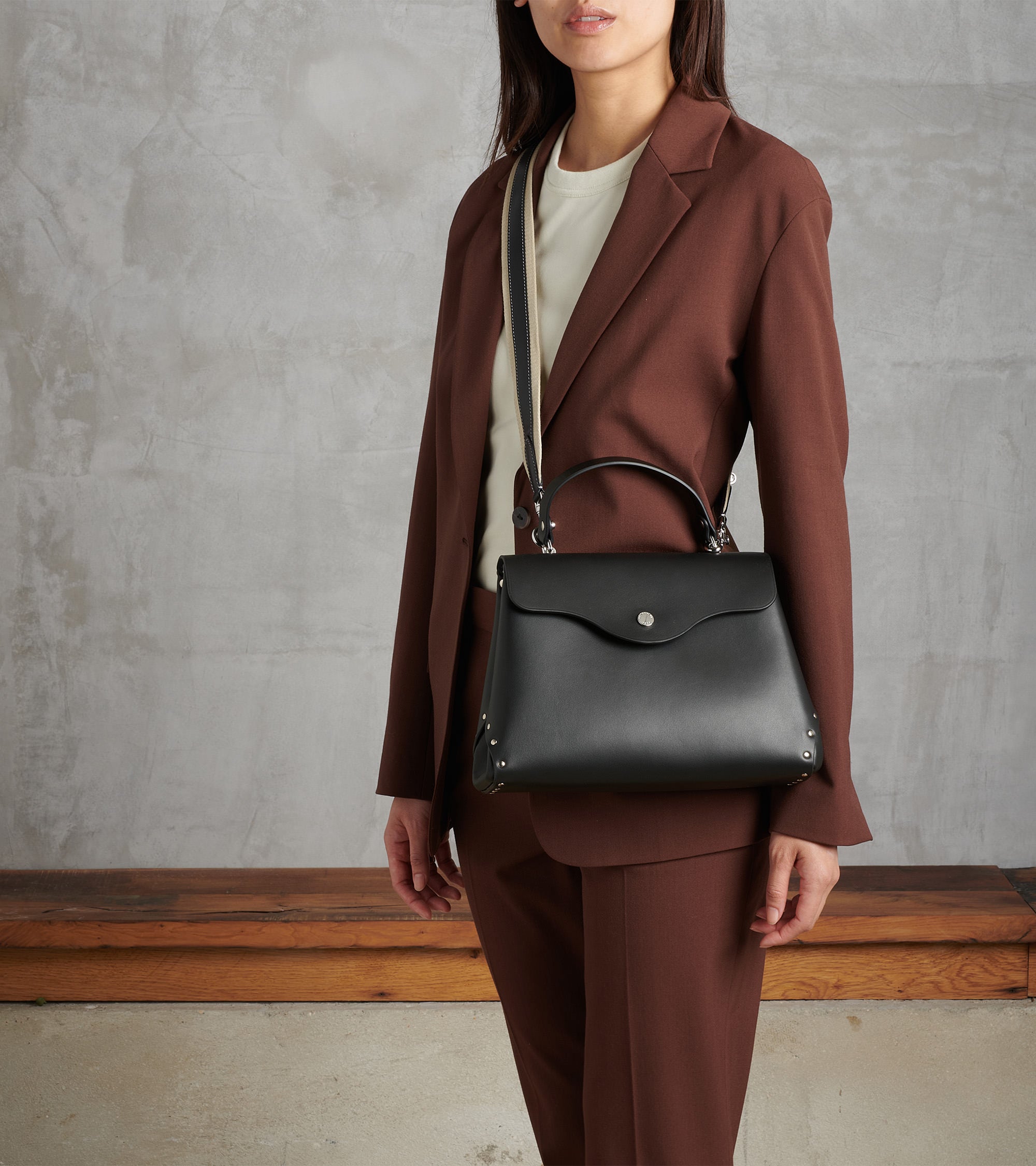 Bolso mediano modelo Sin Costuras de cuero liso