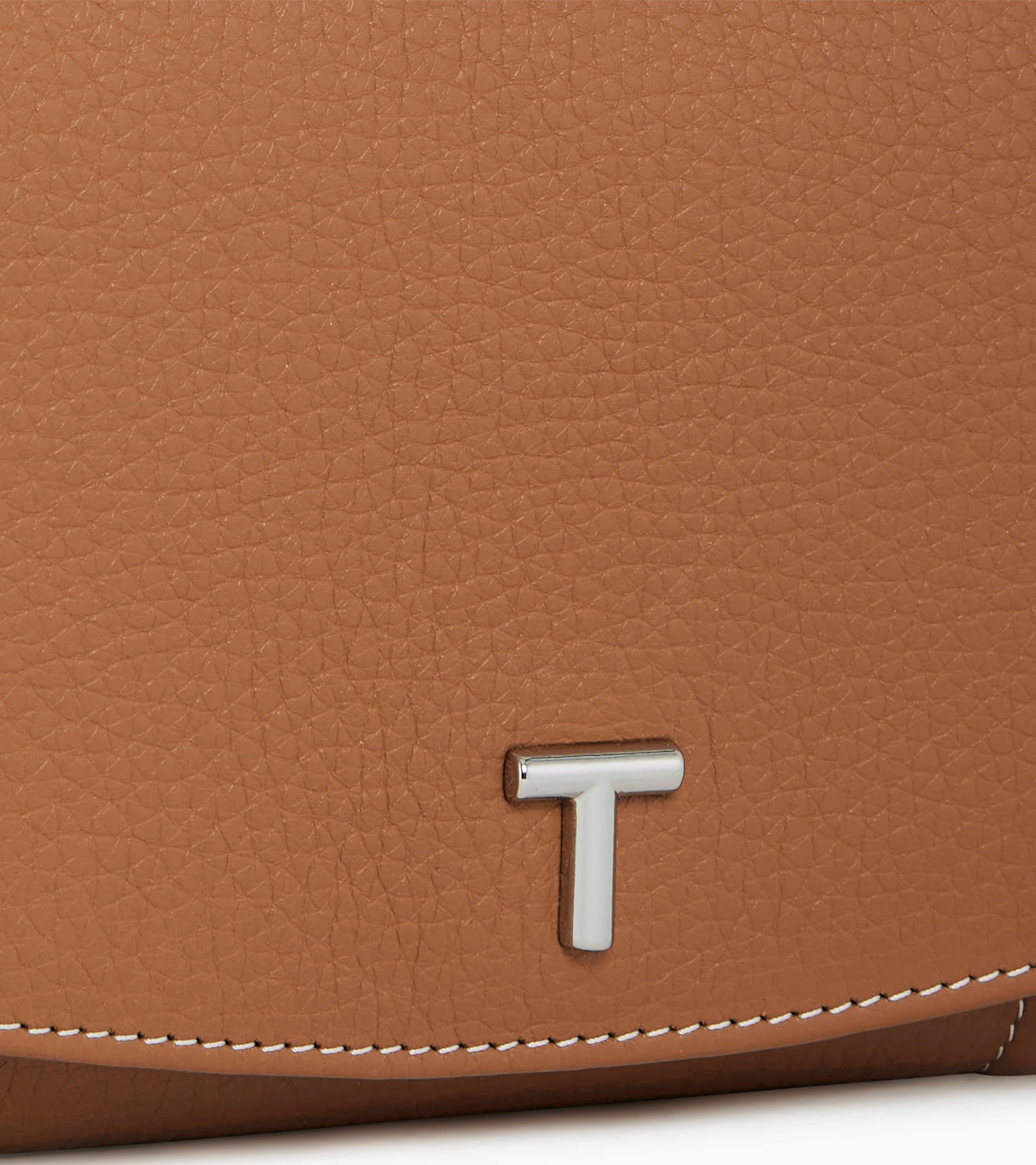 Gran billetera con solapa Romy en cuero graneado