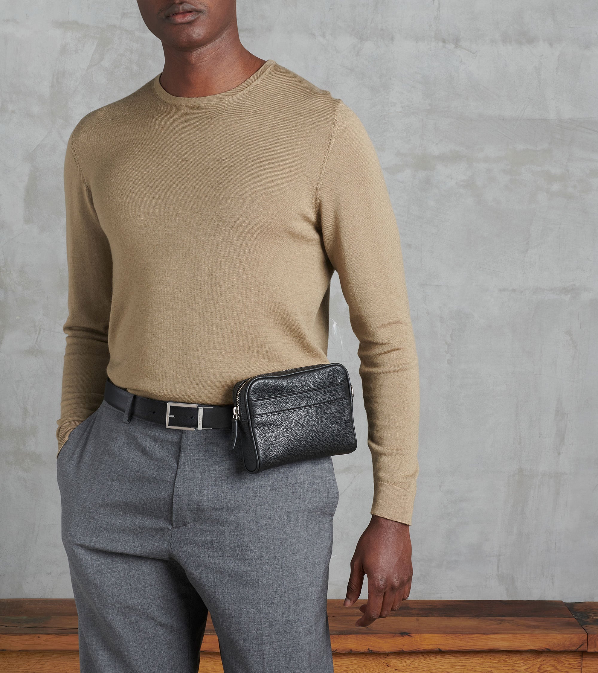Bolso pequeño con correa de mano desmontable Charles de cuero granulado