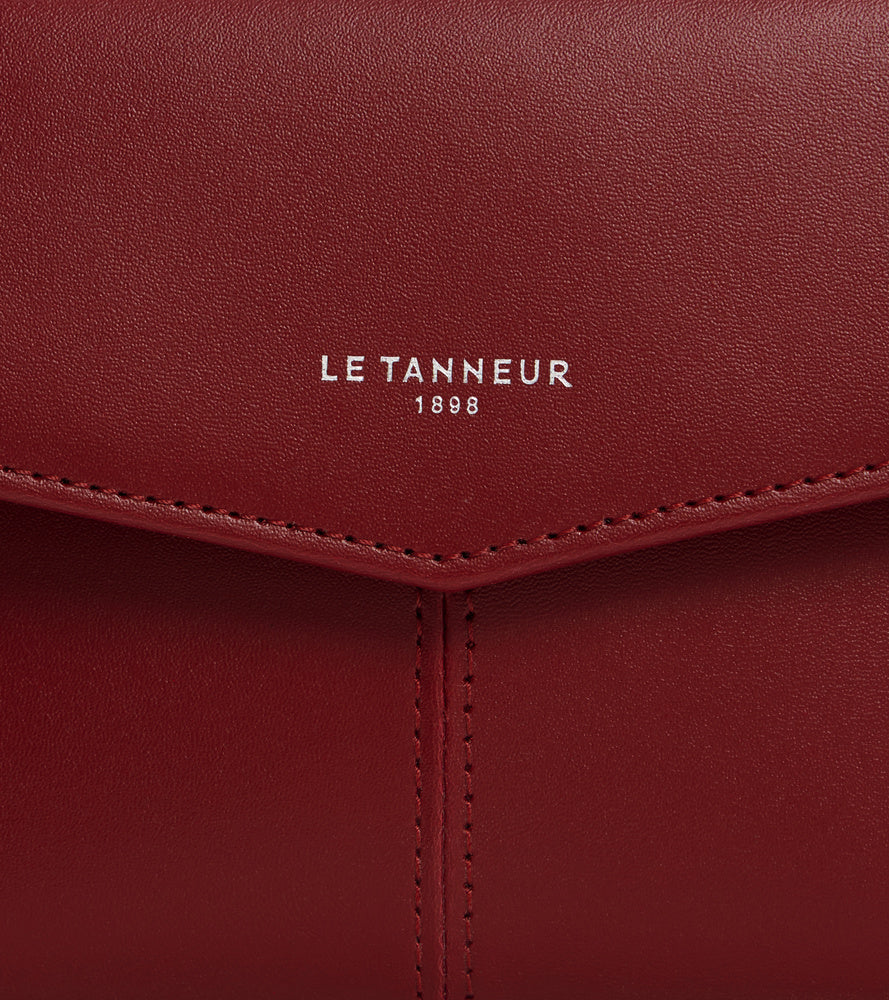 Cartera sobre mediana Charlotte de cuero liso