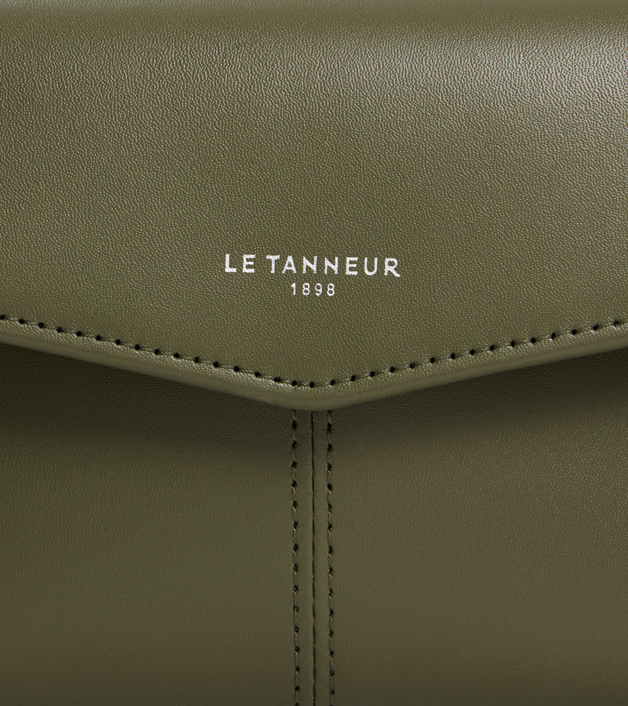 Cartera sobre mediana Charlotte de cuero liso