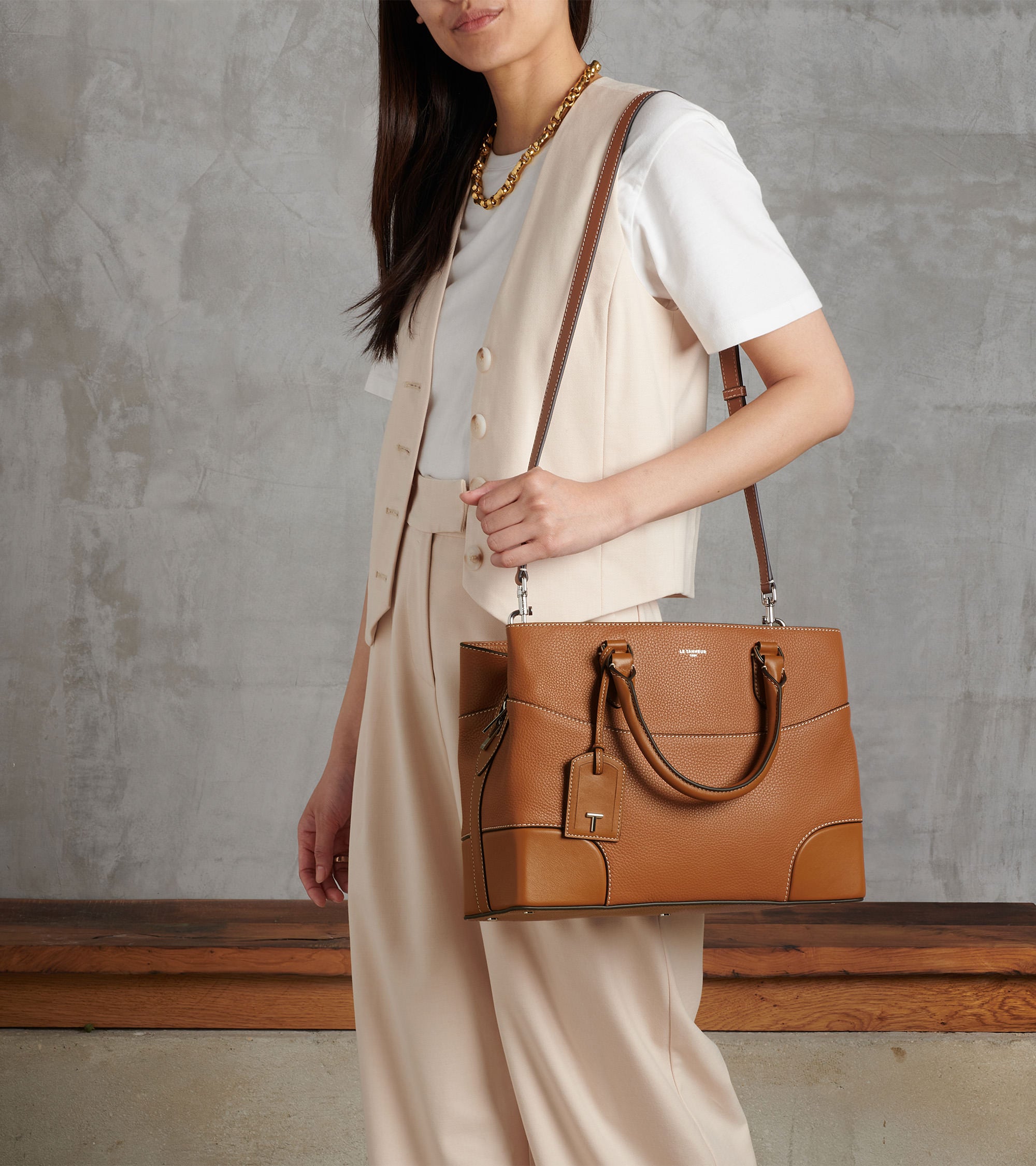 Bolso grande Romy de cuero granulado y liso