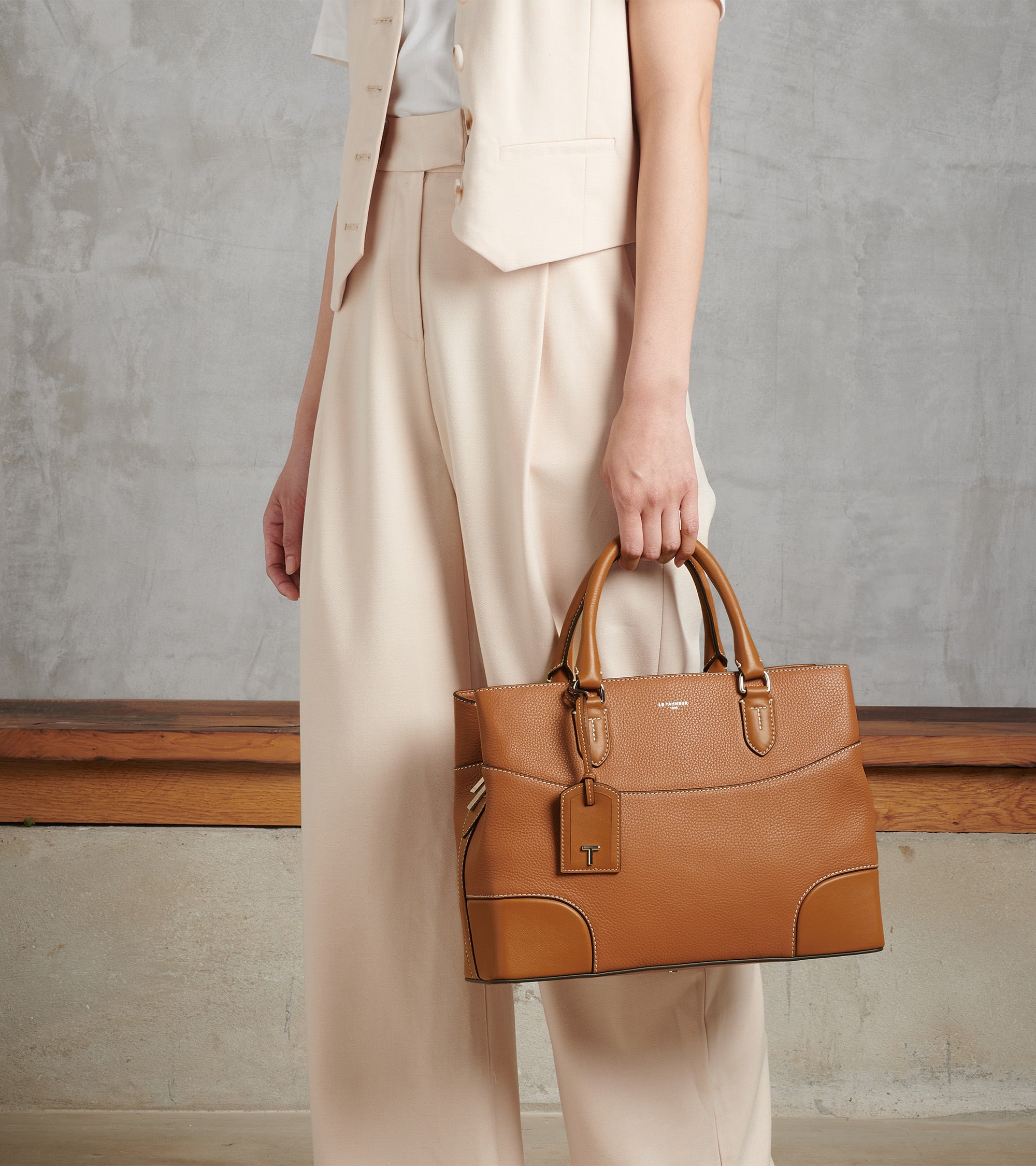 Bolso grande Romy de cuero granulado y liso