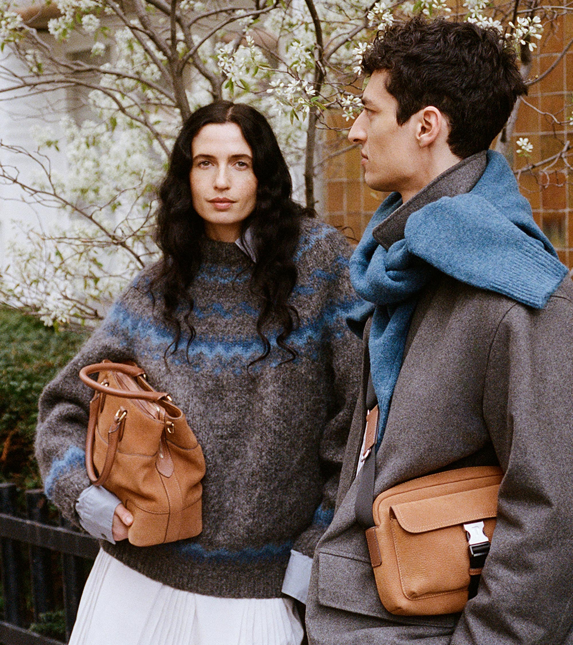 Bolso grande Romy de cuero nobuck granulado