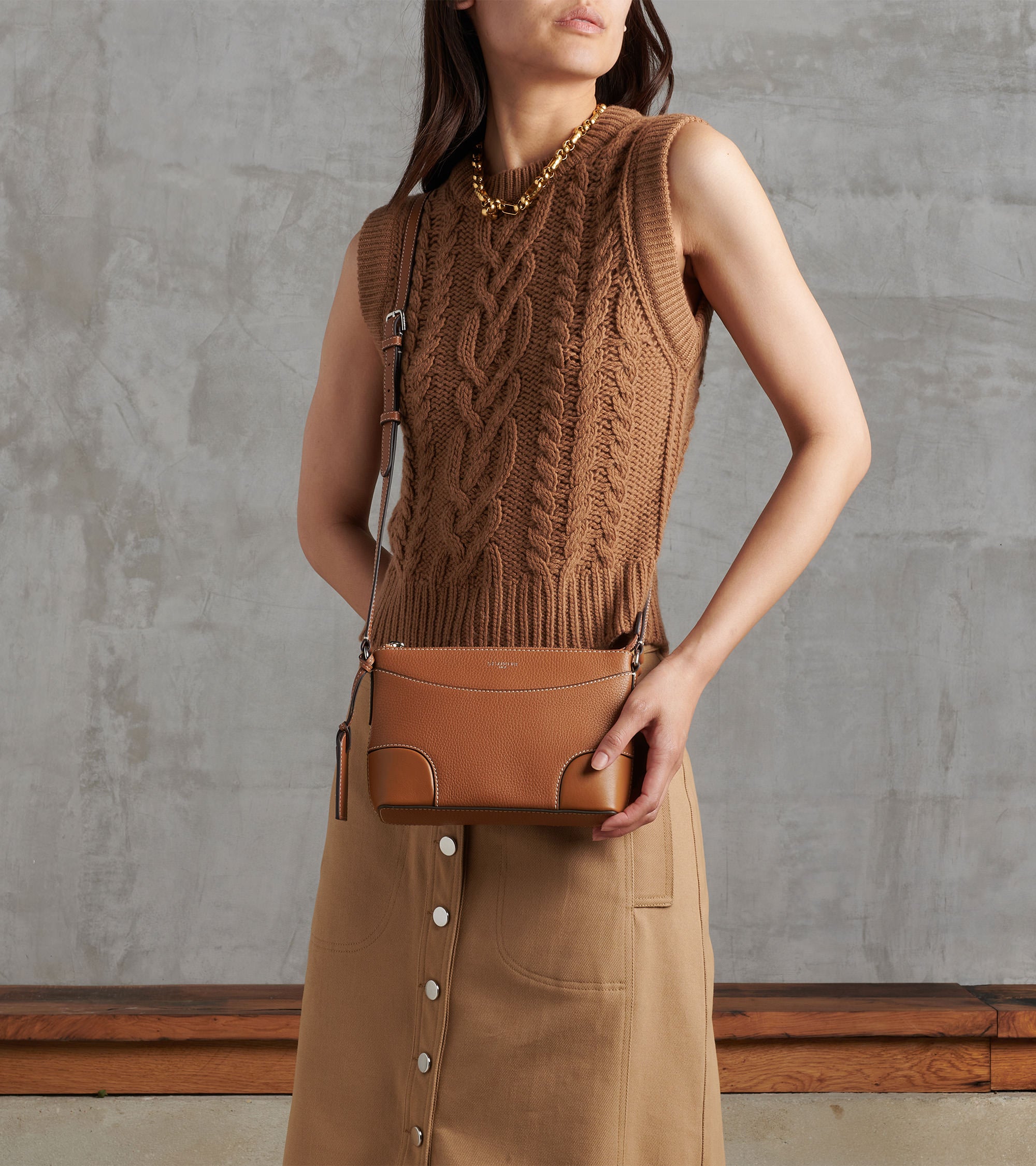 Bolso bandolera pequeño Romy de cuero granulado y liso